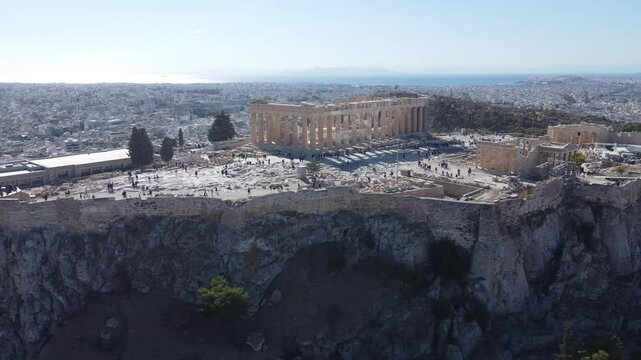 Vis&atilde;o drone a&eacute;rea dia de sol Partenon em Atenas, Gr&eacute;cia, um antigo templo dedicado &agrave; deusa Atena, situado no topo da Acr&oacute;pole.