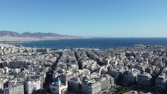 V&iacute;deo mostrando pr&eacute;dios modernos e hist&oacute;ricos no centro urbano de Atenas, Gr&eacute;cia. A mistura de arquitetura antiga e contempor&acirc;nea reflete a vibrante vida urbana da cidade
