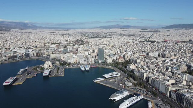 Vis&atilde;o a&eacute;rea do porto de Atenas, na Gr&eacute;cia, capturada por drone, mostrando os navios, embarca&ccedil;&otilde;es e a paisagem costeira em um dia claro, destacando a movimenta&ccedil;&atilde;o mar&iacute;tima