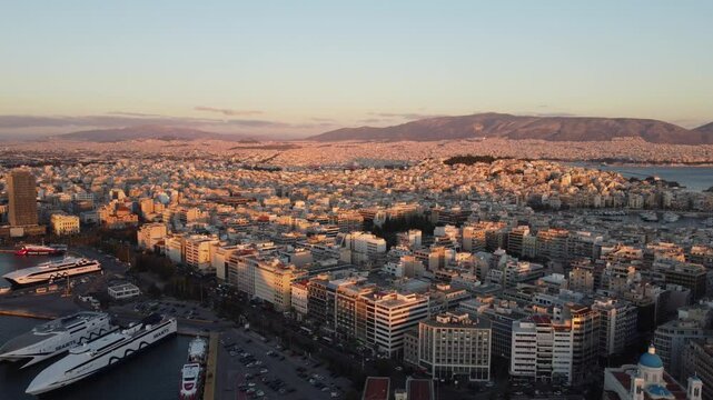 V&iacute;deo a&eacute;reo da arquitetura urbana de Atenas, Gr&eacute;cia, mostrando o contraste entre a antiga e moderna cidade, com destaque para monumentos hist&oacute;ricos e a beleza do centro urbano