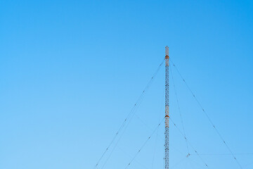 Obraz premium Giant radio antenna array under blue sky