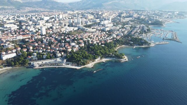 Cidade de Split, na Cro&aacute;cia, com foco na famosa Bacvice Beach, uma das praias mais ic&ocirc;nicas da regi&atilde;o.