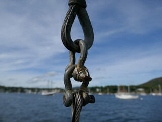 Naklejka premium Sailboat rigging hardware on ship with ocean in background