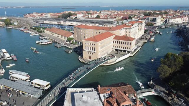 Vis&atilde;o a&eacute;rea dos canais de Veneza, It&aacute;lia, destacando a arquitetura hist&oacute;rica, pontes ic&ocirc;nicas e o charme &uacute;nico da cidade flutuante, cercada por &aacute;guas tranquilas e edif&iacute;cios cl&aacute;ssicos