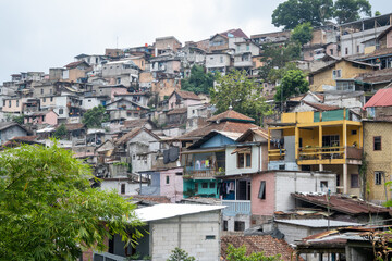 Obraz premium Colorful houses in densely populated residential area at Kampung Pelangi 200. West Java, Indonesia.