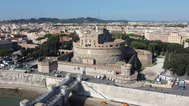 Vis&atilde;o do Castel Sant'Angelo na margem esquerda do rio Tevere, em Roma. O v&iacute;deo destaca este mausol&eacute;u hist&oacute;rico, pr&oacute;ximo ao Vaticano, com uma vista encantadora da cidade e dos Museus Vaticano