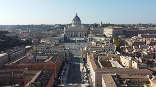 Vista a&eacute;rea da Bas&iacute;lica de S&atilde;o Pedro no Vaticano, com destaque para sua imponente c&uacute;pula