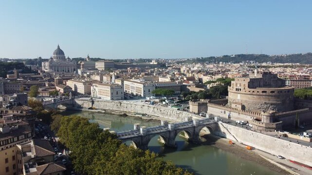 Vista a&eacute;rea de drone do Castelo de Santo &Acirc;ngelo com a Bas&iacute;lica de S&atilde;o Pedro ao fundo, no Vaticano