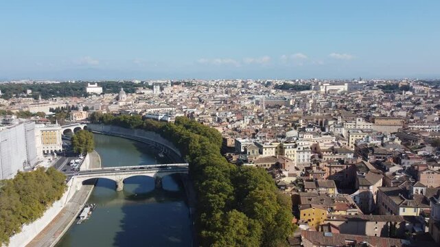 Vis&atilde;o a&eacute;rea do rio Tibre atravessando a cidade de Roma, It&aacute;lia, mostrando a &aacute;gua fluindo ao lado de monumentos hist&oacute;ricos e a paisagem urbana, com a arquitetura cl&aacute;ssica ao fundo