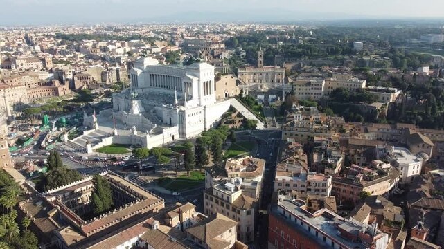 V&iacute;deo de vis&atilde;o a&eacute;rea da cidade de Roma, destacando seus cl&aacute;ssicos monumentos hist&oacute;ricos com uma vista panor&acirc;mica das ruas e da arquitetura antiga.