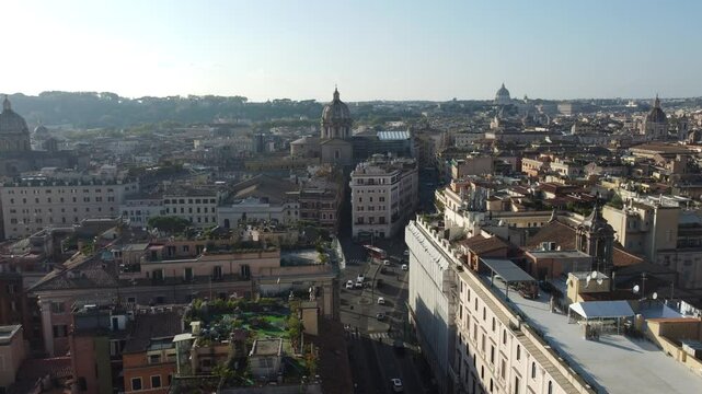 Vis&atilde;o a&eacute;rea do centro hist&oacute;rico de Roma, It&aacute;lia, destacando monumentos ic&ocirc;nicos, ruas antigas e a rica arquitetura cl&aacute;ssica que reflete o legado da Cidade Eterna