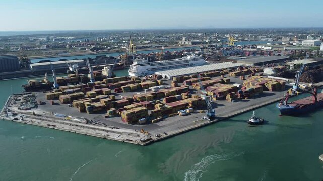 Vis&atilde;o a&eacute;rea do movimentado porto MSC em Veneza, It&aacute;lia, mostrando a movimenta&ccedil;&atilde;o de cont&ecirc;ineres, navios e infraestrutura portu&aacute;ria em a&ccedil;&atilde;o no com&eacute;rcio internacional