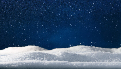 Fototapeta premium 雪が降り積もっているネイビーの背景