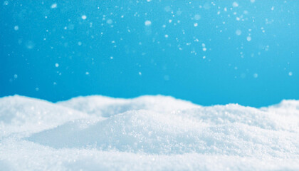 雪が降り積もっている青い背景