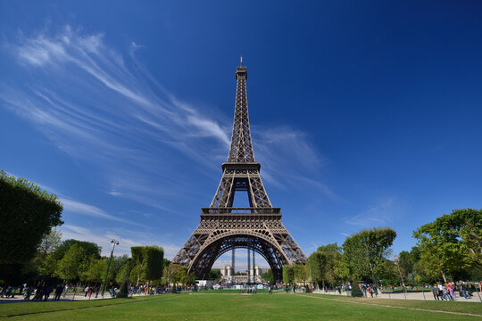 Eiffel Tower with impressive floating clouds, Paris, France / 青空に浮かぶ雲が印象的なエッフェル塔　パリ　フラン