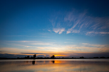Obraz premium Sunset over lake