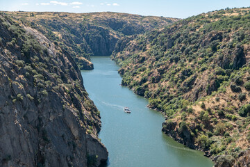 Entre montanhas e céu azul, o encanto do rio Douro em Miranda do Douro, Portugal © LuIvDa