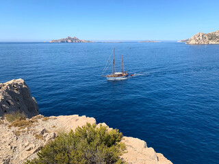 Un bateau de loisirs de type voilier au bord des côtes d'une calanques de Marseille dans le sud de la France