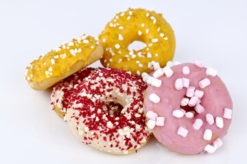 Ciambelle colorate su sfondo bianco 