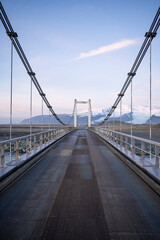 Puente en islandia con montaña de fondo