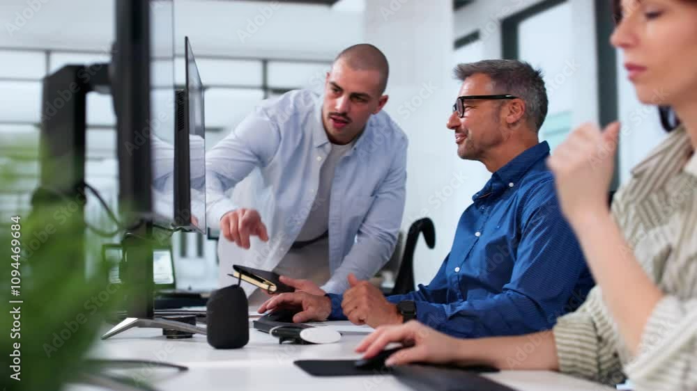 Aufkleber businesspeople analyzing gantt chart and calendar on computer