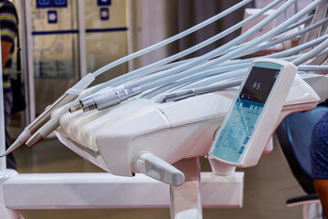 Dental unit with instrument holder with working position fixation and operating light