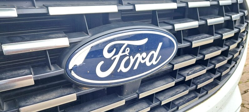 Kaputtes Ford Logo Front Grill