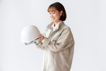 道具を確認する作業着女性