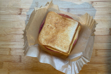 , Deutschland, 21.11.2024,  Frisch gebackener Toast auf Backpapier, zubereitet in einer Heißluftfritteuse. Perfekt für einfache und schnelle Snack-Ideen im Alltag.