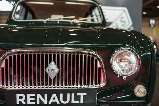 Face avant d'une Renault 4 la parisienne