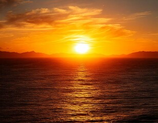 Fototapeta premium Coucher de soleil doré avec horizon marin