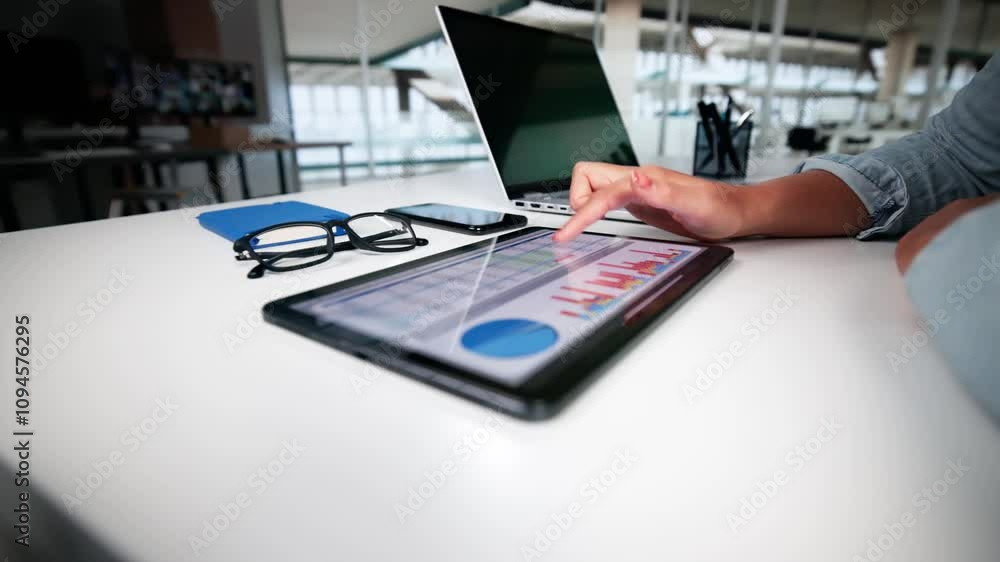 Aufkleber Innovative Data Analyst Maximizing Business Performance Through Data Analytics