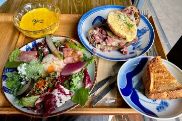 カフェの朝食
