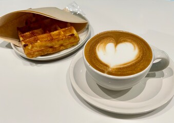 カフェのカフェラテと焼きたてのワッフル