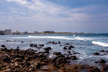 La côte rocheuse sur l'île de N'Gor au large de Dakar au Sénégal en Afrique de l'Ouest