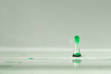 farbe tropfen wasser grün