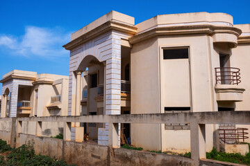 immeubles à l'abandon dans la banlieue de Dakar au Sénégal en Afrique de l'Ouest