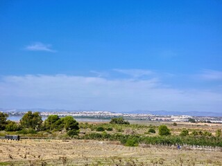 Weite Landschaft mit dem Salzsee von La Mata, dessen schimmerndes Wasser von natürlicher Vegetation umrahmt wird. Die sanften Farben und das ruhige Ambiente laden zum Verweilen ein.