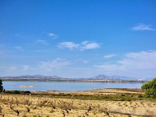 Weite Landschaft mit dem Salzsee von La Mata, dessen schimmerndes Wasser von natürlicher...