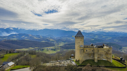 Obraz premium Photo Drone Château de Mauvezin dans les Pyrénnées, France en Hiver