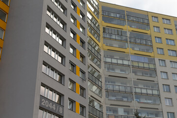Obraz premium A stunning view of modern apartment buildings with sleek glass and concrete exteriors in an urban area