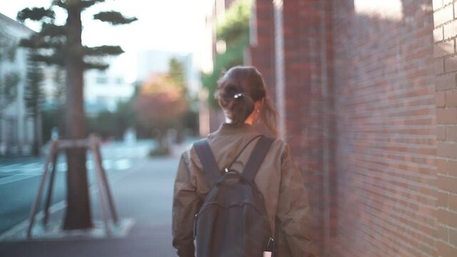 都市を歩く女性の後ろ姿スローモーション