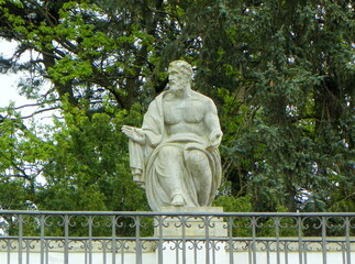 Obraz premium Poland, Warsaw, Łazienki Park (Royal Baths Park), Amfiteatr, the statue on the crown of the Amphitheatre