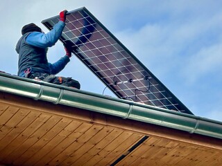 installation de panneaux solaires sur un toit