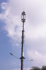 Obraz premium 5G cellphone signal transmitting antenna mast tower