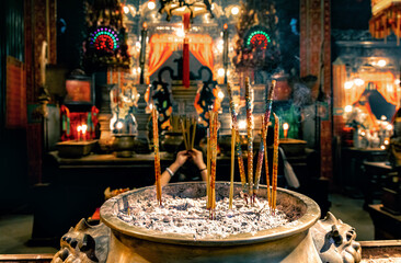 Räucherstäbchen im Man Mo Tempel in Hongkong,China. Im Hintergrund ein wunderschöner...