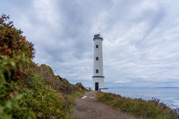 Turista haciendo la ruta de los faros de Cabo Home, (al sur de Cangas de Morrazo, en la provincia...