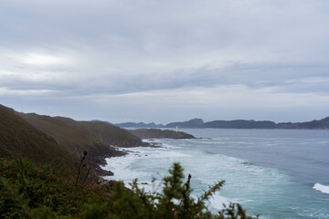 Acantilado del Cabo Home, en la parte más occidental de la península del Morrazo, señalando así la entrada a la Ría de Vigo para los grandes barcos.