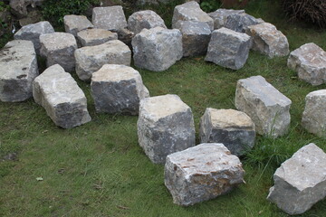 Errichten einer Steinmauer im Garten