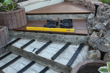 Renovierung einer Treppe im Garten mit WPC Dielen
